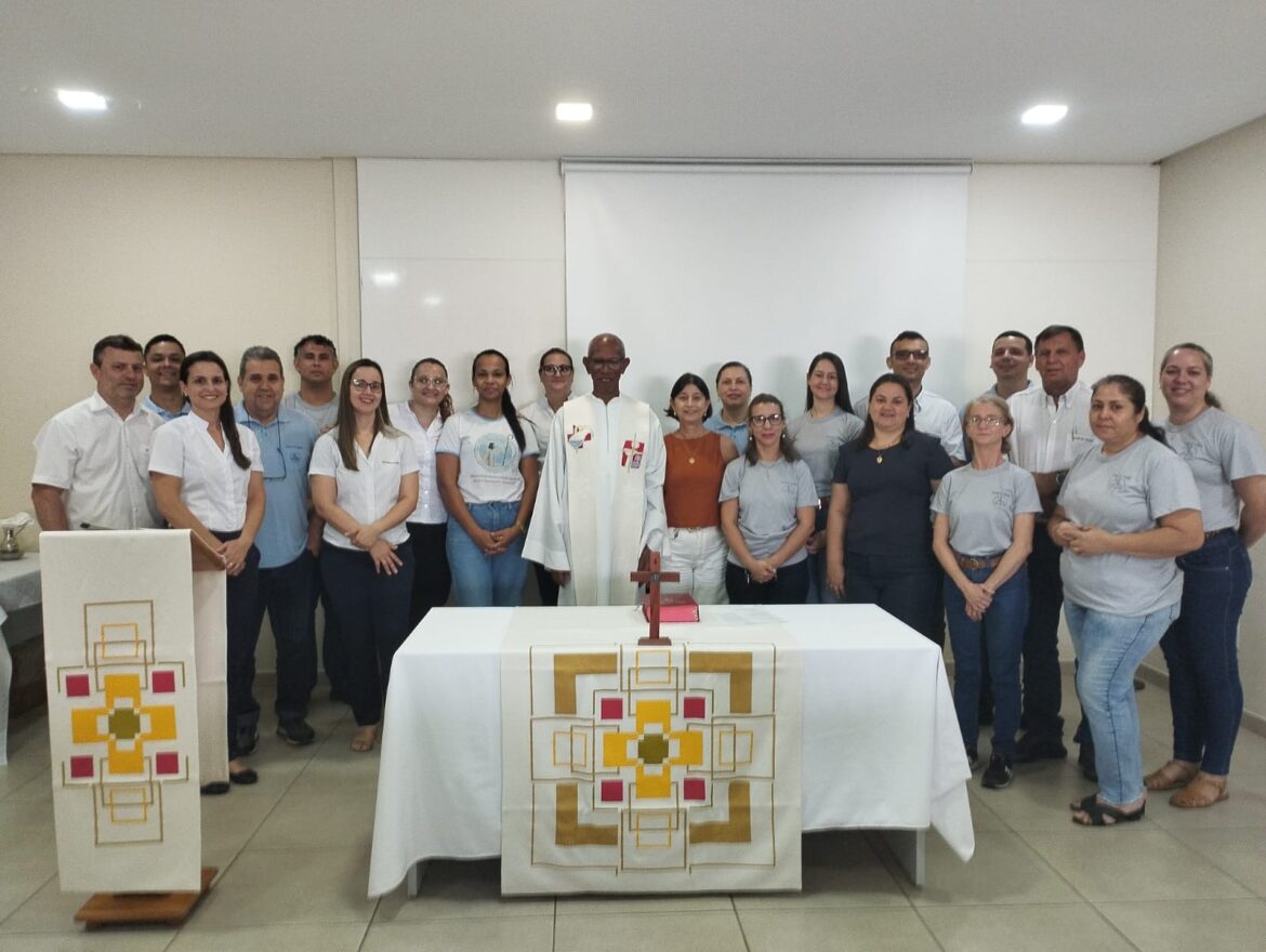 COLABORADORES DA CURIA PARTICIPAM DE MISSA NESTA MANHÃ