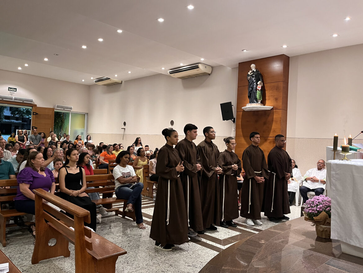 PRIMEIRO GRUPO DE ACÓLITOS É INSTITUÍDO NA PARÓQUIA SANTA CLARA