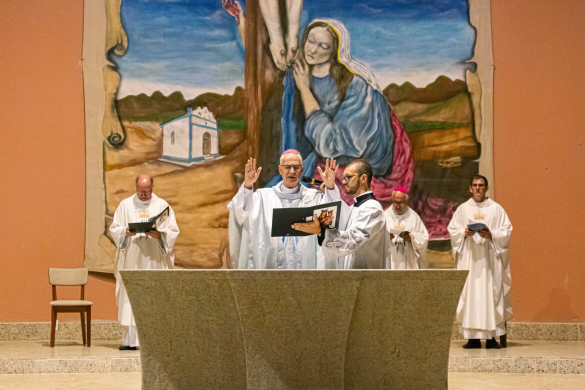 SANTUÁRIO CELEBRA DEDICAÇÃO DO TEMPLO E CONSAGRAÇÃO DO ALTAR