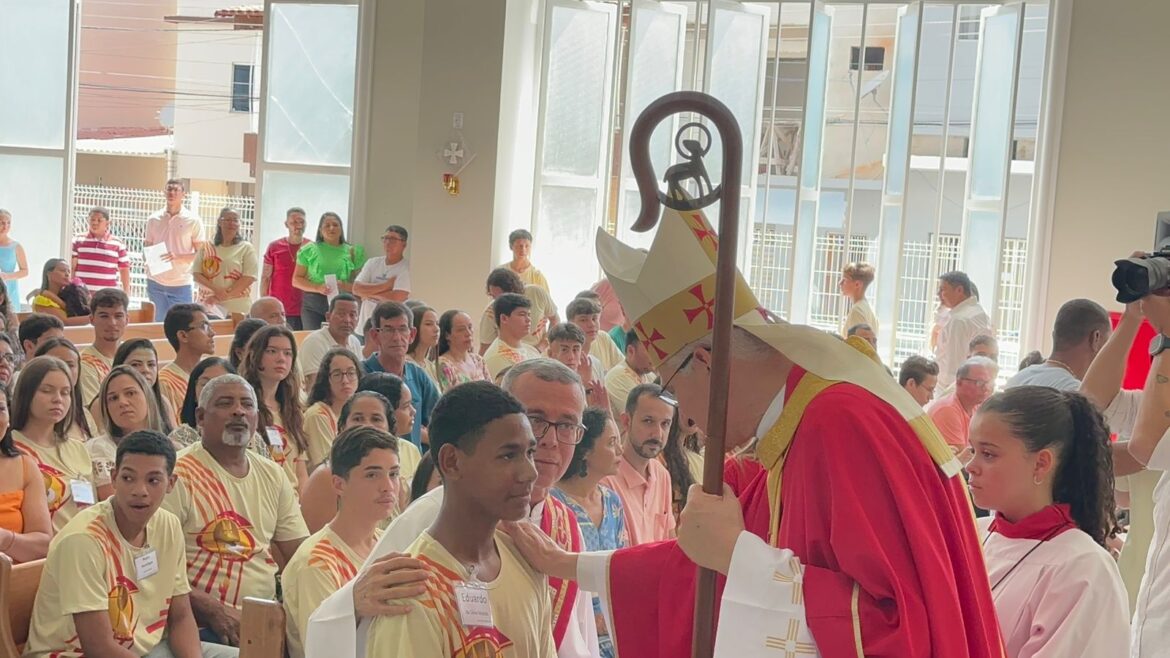 DOM LAURO CRISMA 259 FIÉIS NA PARÓQUIA BOM PASTOR