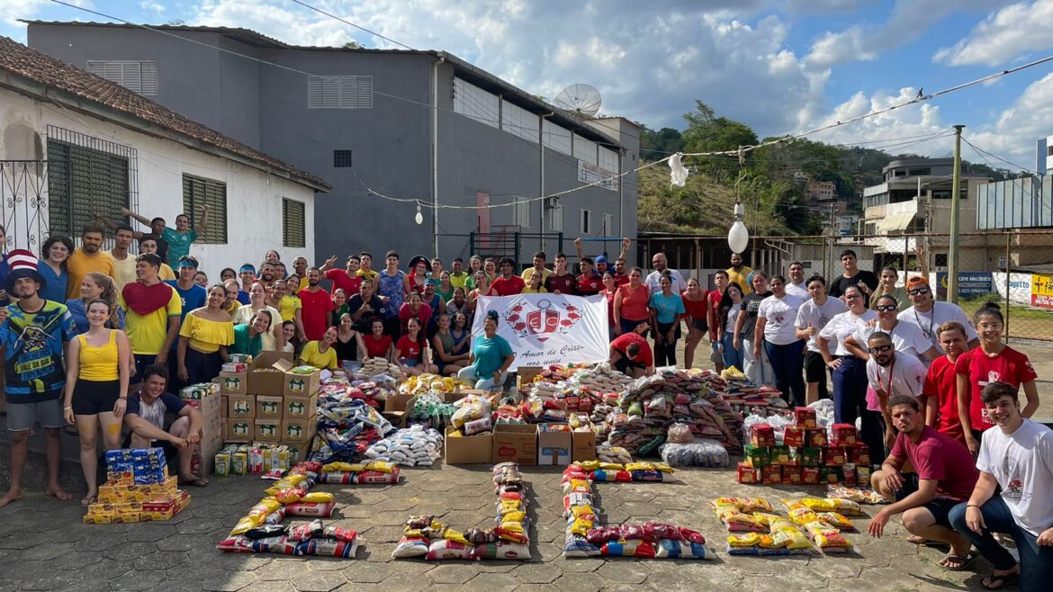 JOVENS DA PARÓQUIA SAGRADA FAMÍLIA ARRECARAM MAIS DE 3 TONELADAS DE ALIMENTOS