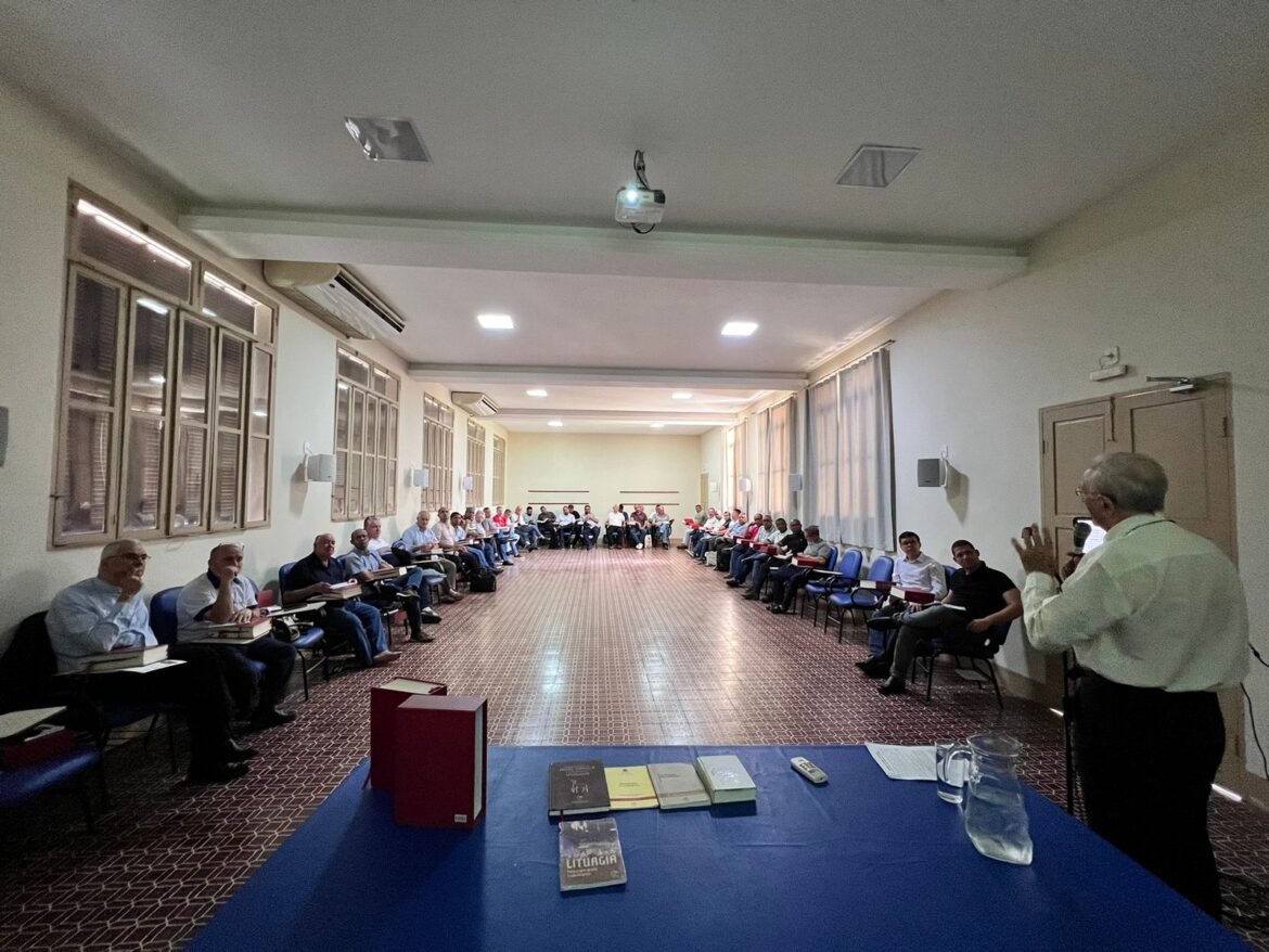 CLERO DE COLATINA PARTICIPA DE FORMAÇÃO SOBRE O NOVO MISSAL