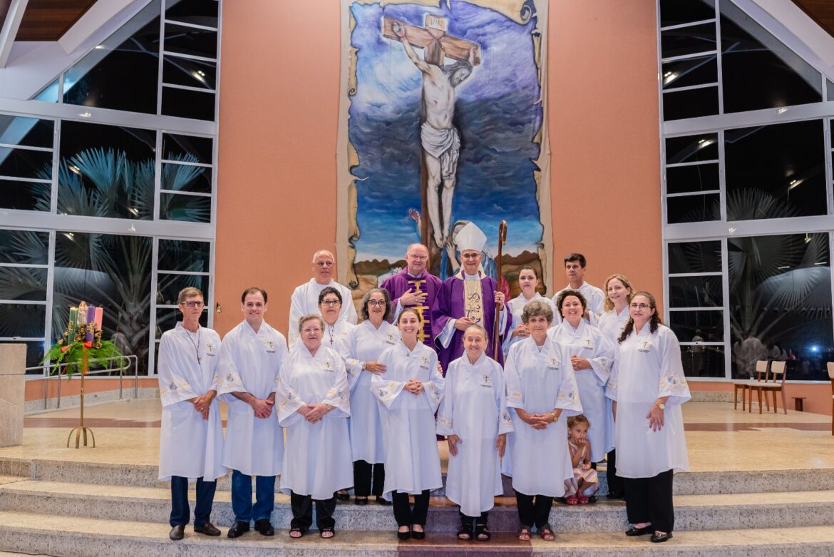 SANTUÁRIO ACOLHE 14 MINISTROS PARA A DISTRIBUIÇÃO DA SAGRADA COMUNHÃO
