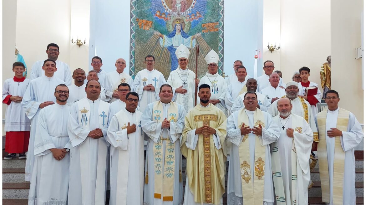 PE. PAULO MASCARENHAS COMEMORA JUBILEU DE PRATA DE MINISTÉRIO SACERDOTAL