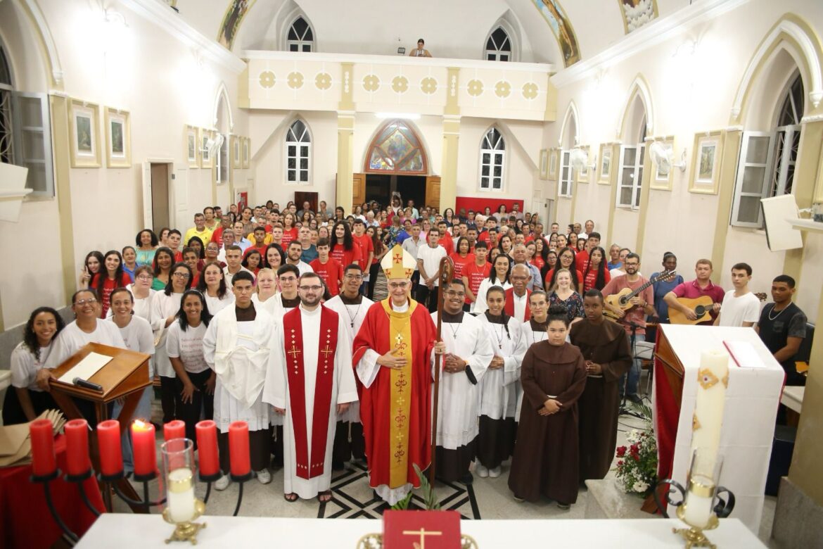 “Jovens, façam barulho, incomodem, nos ajudem a viver melhor o Evangelho”