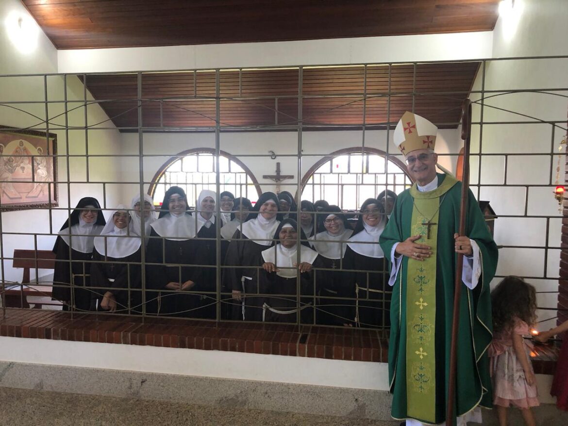 DOM LAURO CELEBRA NO MOSTEIRO SANTÍSSIMA TRINDADE
