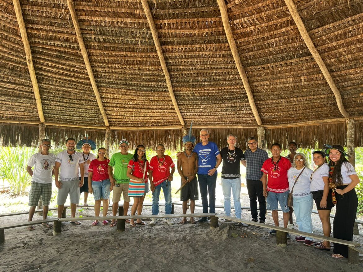 DOM LAURO VISITA ALDEIA DO POVO GUARANI