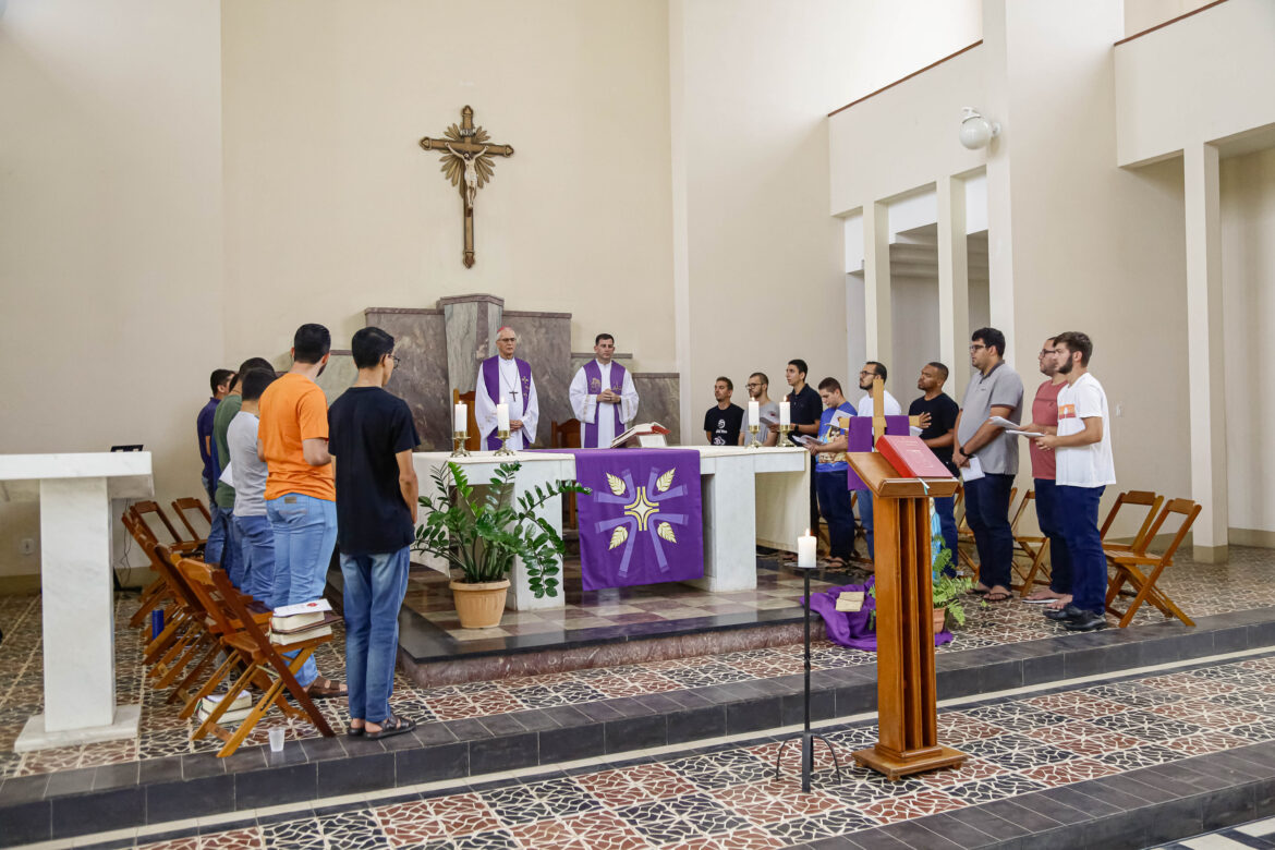 SEMINARISTAS SE REÚNEM EM RETIRO QUARESMAL