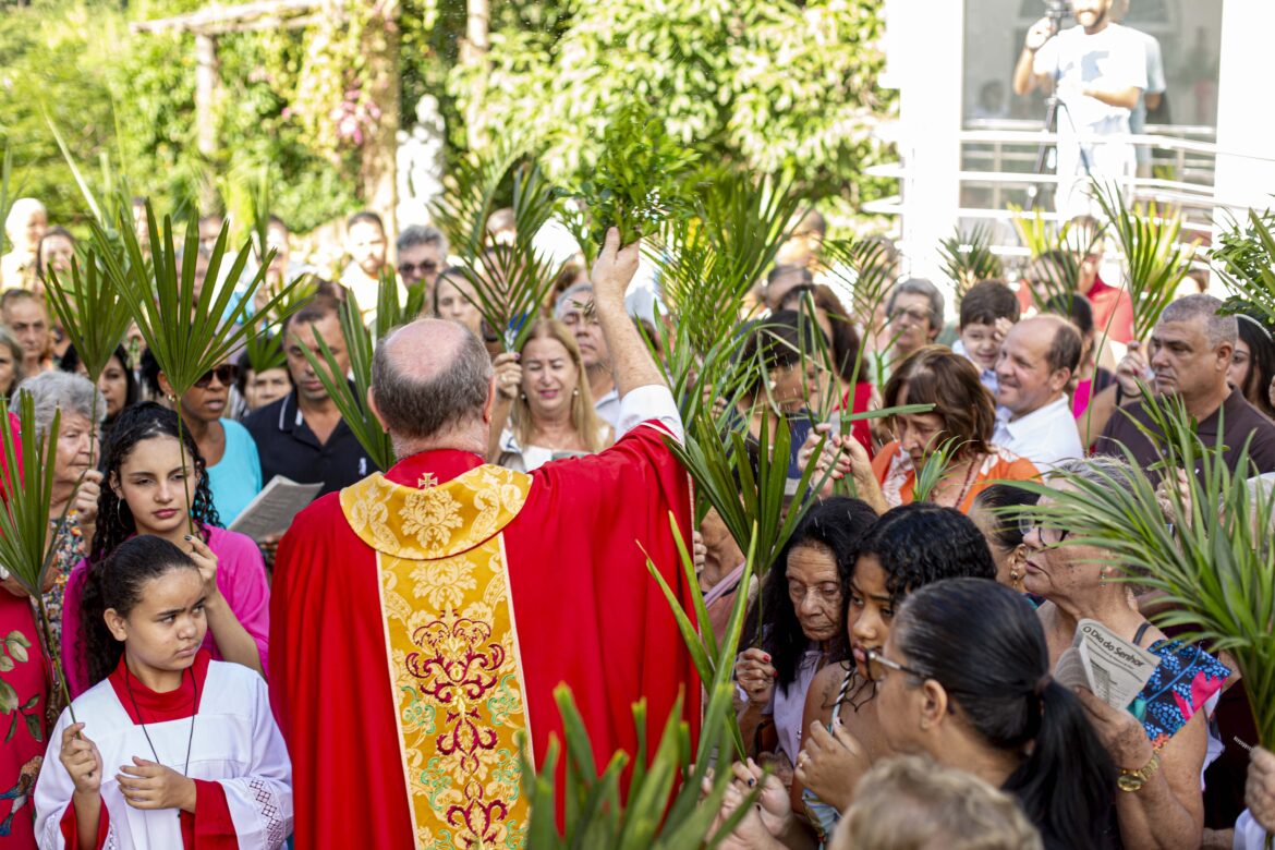 SANTUÁRIO RECEBE CENTENAS DE FIÉIS PARA CELEBRAR O DOMINGO DE RAMOS