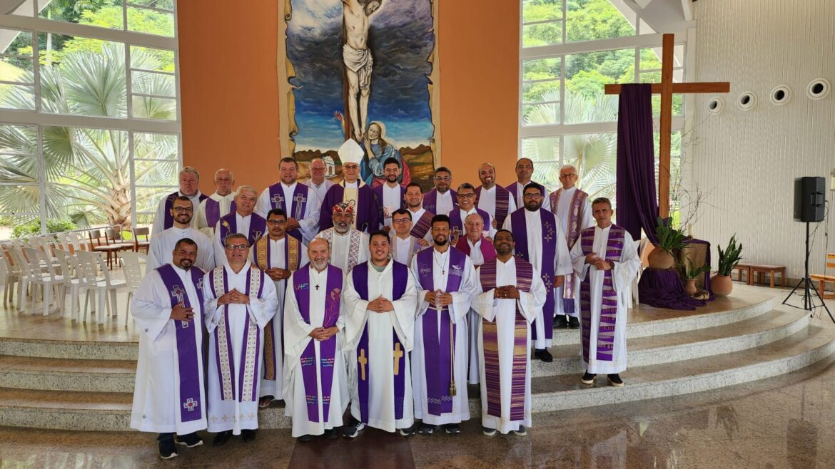 PADRES CONCLUEM RETIRO COM CAMINHADA ORANTE E MISSA NO SANTUÁRIO