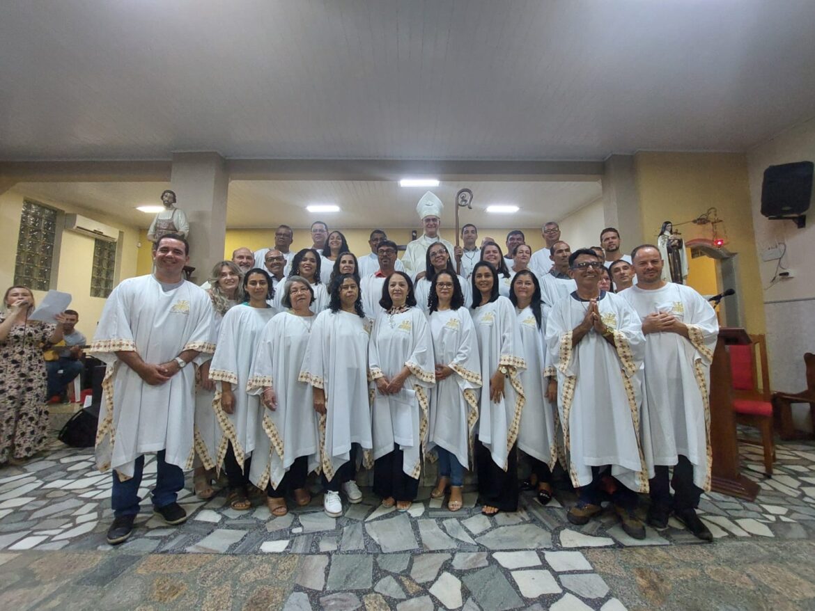 PARÓQUIA SANTA TERESINHA INSTITUI MINISTROS DA PALAVRA