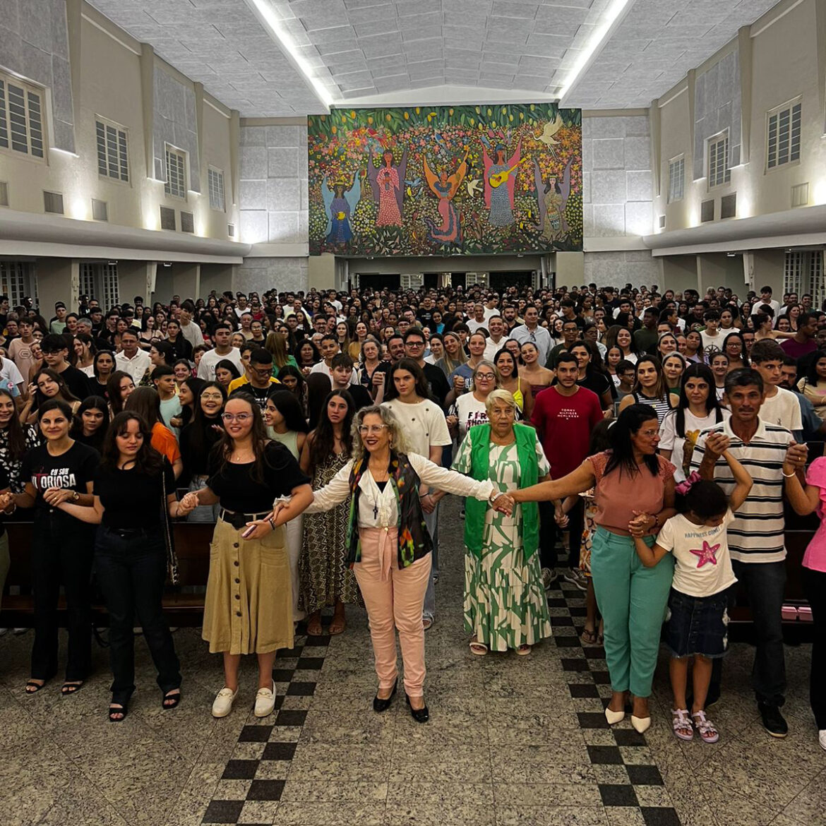 IMG-20240426-WA0091 MISSA COM A JUVENTUDE REÚNE CENTENAS DE JOVENS EM LINHARES