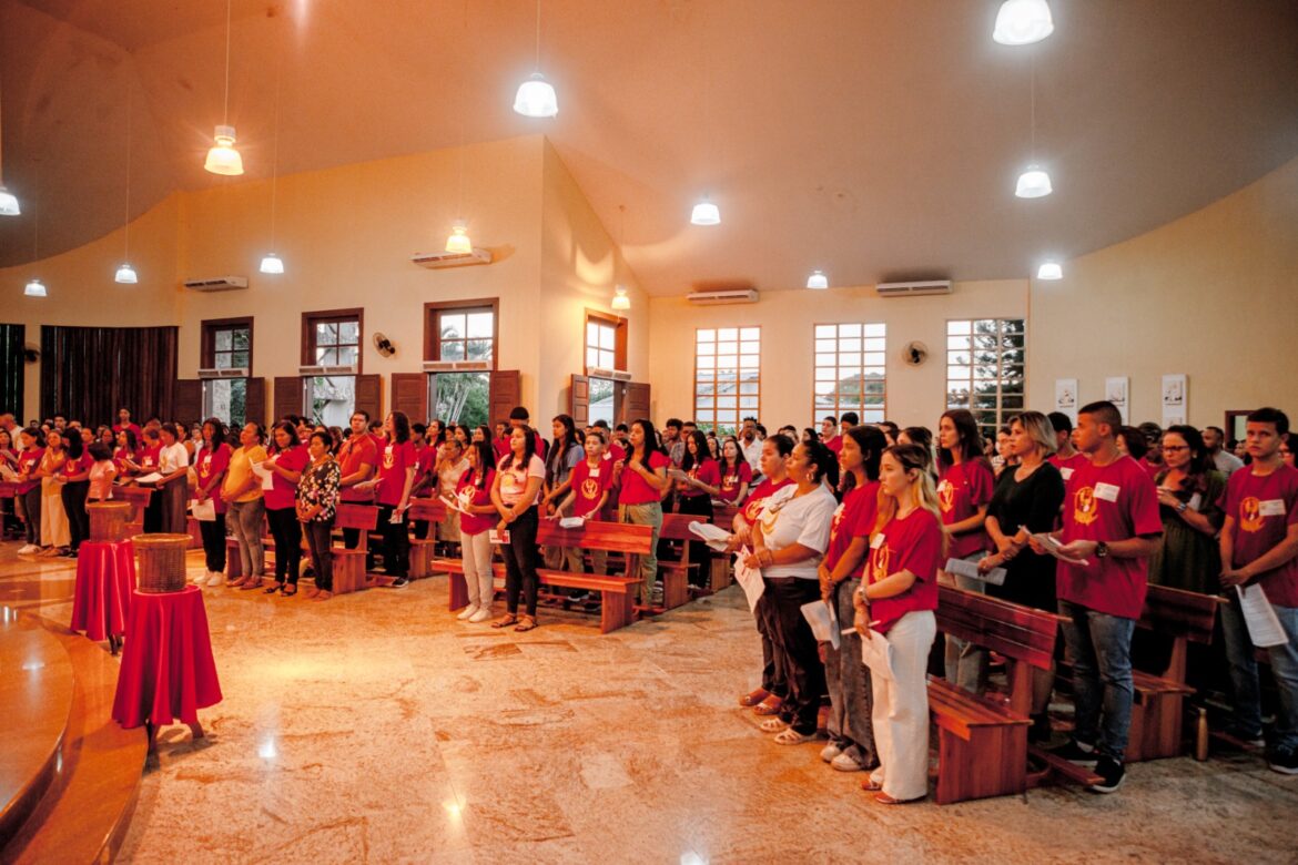 IMG-20240502-WA0286 JOVENS RECEBEM O SACRAMENTO DO CRISMA NA PARÓQUIA IMACULADA CONCEIÇÃO DE COQUEIRAL