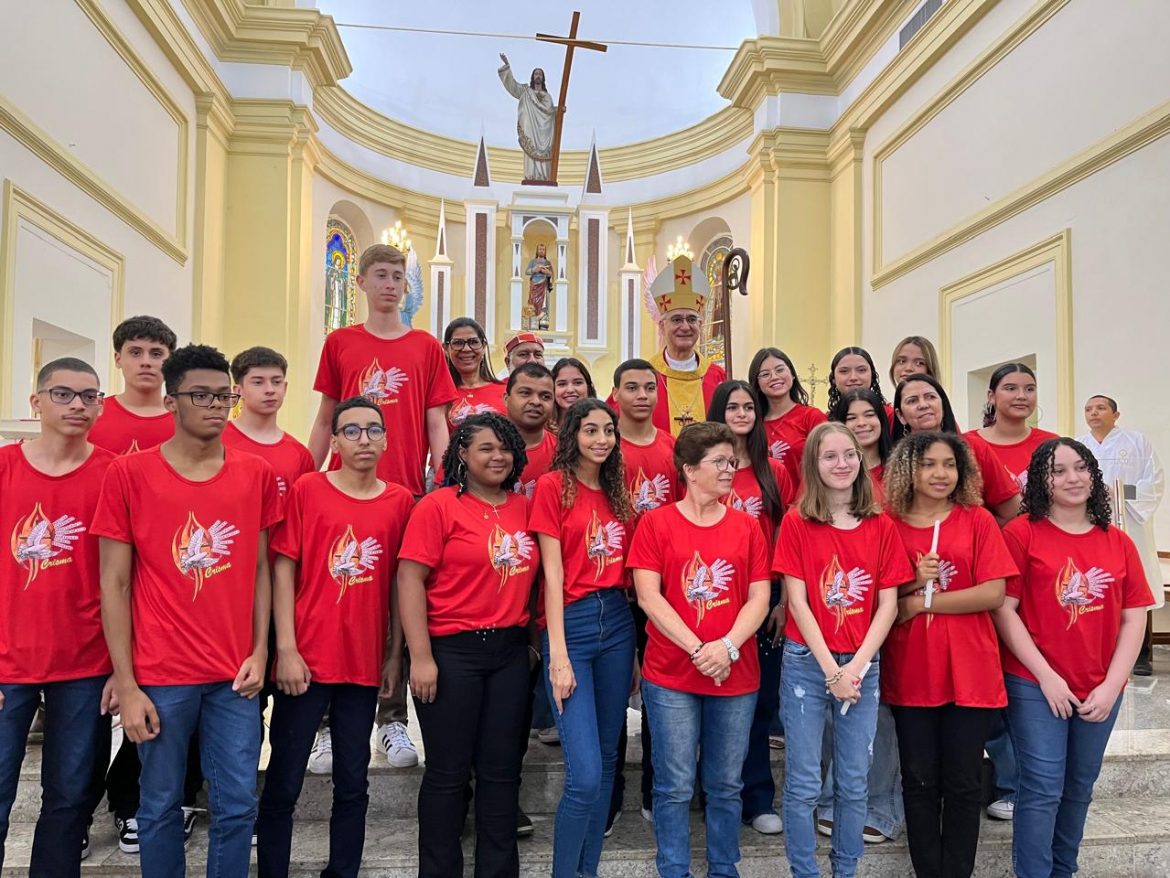 Dom Lauro confirma na fé jovens e adultos na Paróquia São Marcos de Ibiraçu