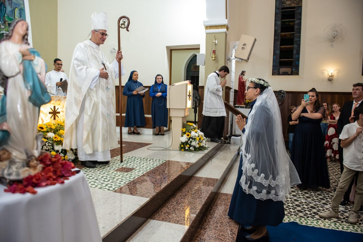 Dom Lauro preside Celebração Eucarística da Primeira Profissão Religiosa da noviça Lorrainy Coradini
