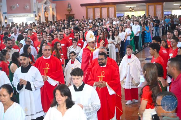 Dom Lauro celebra a Crisma de 190 jovens na Paróquia Imaculado Coração de Maria em São Silvano