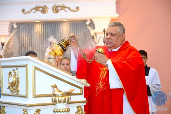 Dom Lauro celebra a Crisma de 190 jovens na Paróquia Imaculado Coração de Maria em São Silvano