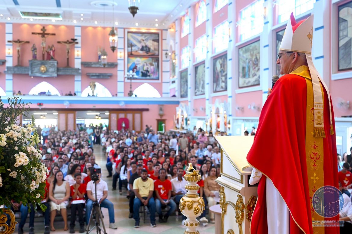Dom Lauro celebra a Crisma de 190 jovens na Paróquia Imaculado Coração de Maria em São Silvano