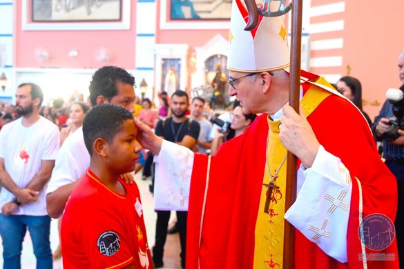 Dom Lauro celebra a Crisma de 190 jovens na Paróquia Imaculado Coração de Maria em São Silvano