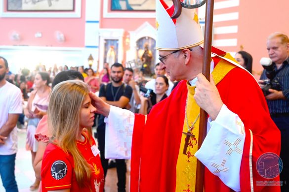 Dom Lauro celebra a Crisma de 190 jovens na Paróquia Imaculado Coração de Maria em São Silvano