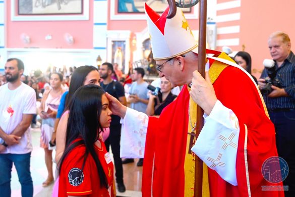 Dom Lauro celebra a Crisma de 190 jovens na Paróquia Imaculado Coração de Maria em São Silvano