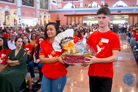 Dom Lauro celebra a Crisma de 190 jovens na Paróquia Imaculado Coração de Maria em São Silvano