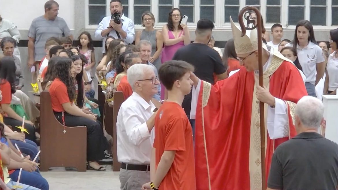 Dom Lauro celebra a crisma de 190 jovens em Linhares