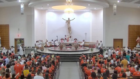 Dom Lauro celebra a crisma de 190 jovens em Linhares