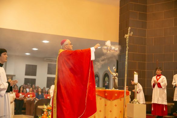 Celebração do Sacramento da Crisma na Paróquia São João Batista de Aracruz