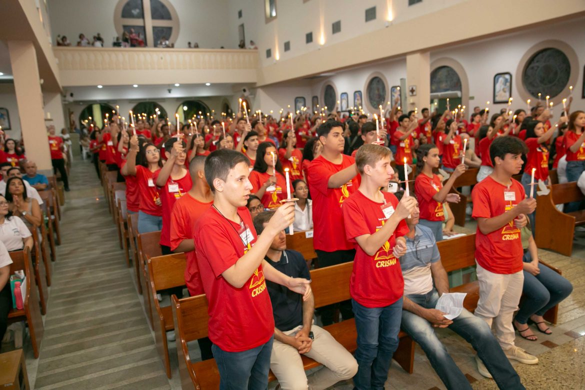 Celebração do Sacramento da Crisma na Paróquia São João Batista de Aracruz