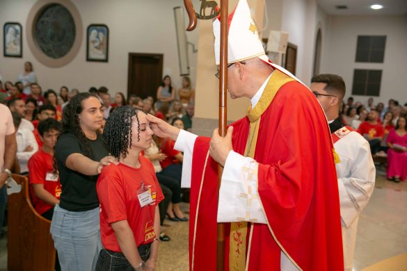 Celebração do Sacramento da Crisma na Paróquia São João Batista de Aracruz