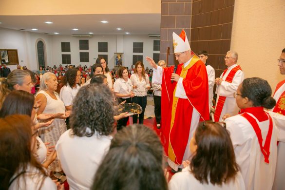Celebração do Sacramento da Crisma na Paróquia São João Batista de Aracruz