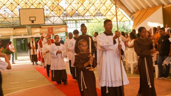 Dom Lauro preside celebração da Crisma na Paróquia Santa Clara de Assis