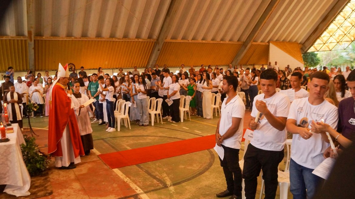 Dom Lauro preside celebração da Crisma na Paróquia Santa Clara de Assis