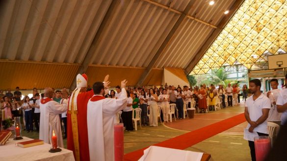 Dom Lauro preside celebração da Crisma na Paróquia Santa Clara de Assis