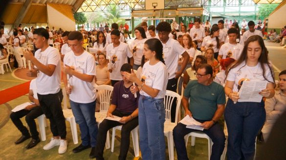 Dom Lauro preside celebração da Crisma na Paróquia Santa Clara de Assis