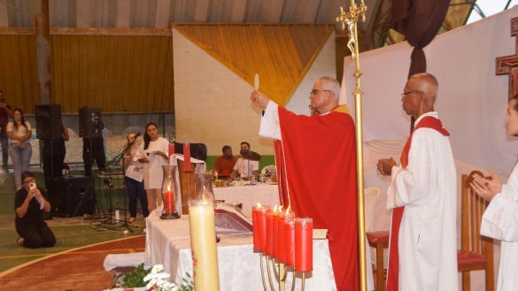 Dom Lauro preside celebração da Crisma na Paróquia Santa Clara de Assis