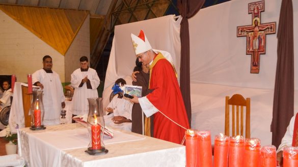 Dom Lauro preside celebração da Crisma na Paróquia Santa Clara de Assis