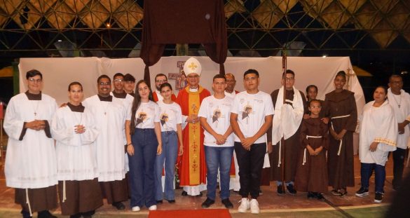 Dom Lauro preside celebração da Crisma na Paróquia Santa Clara de Assis