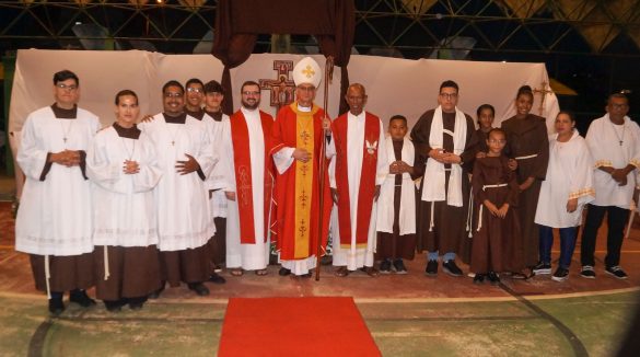 Dom Lauro preside celebração da Crisma na Paróquia Santa Clara de Assis