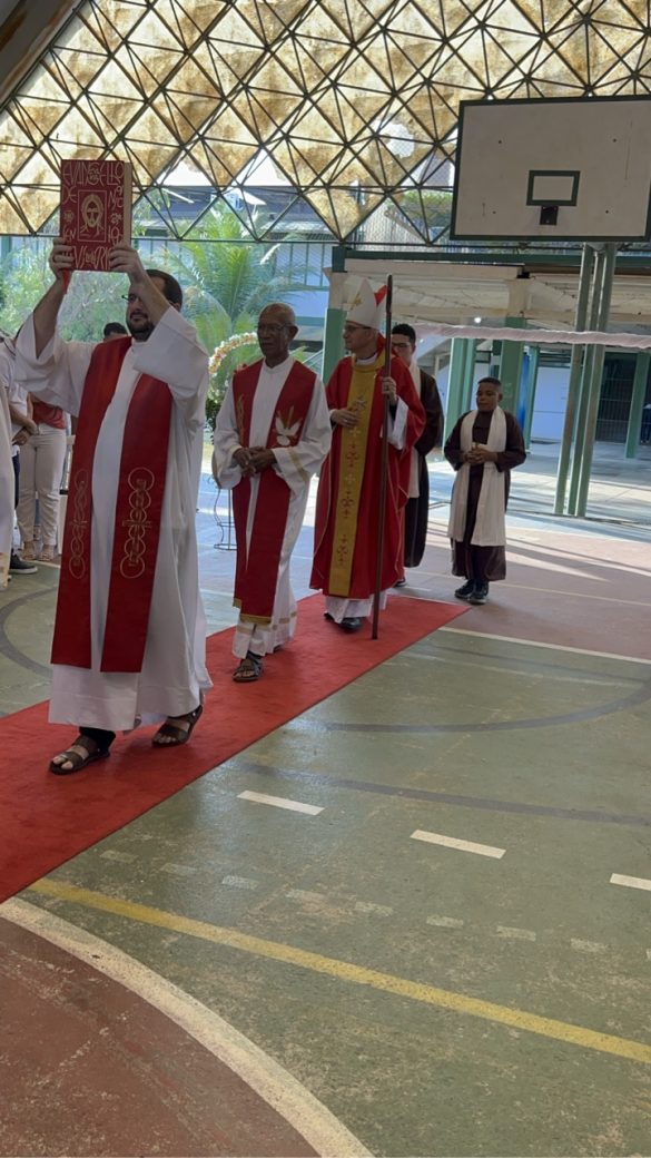 Dom Lauro preside celebração da Crisma na Paróquia Santa Clara de Assis