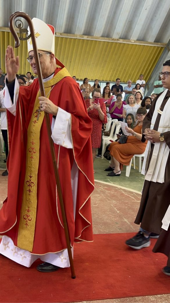 Dom Lauro preside celebração da Crisma na Paróquia Santa Clara de Assis
