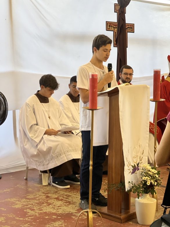 Dom Lauro preside celebração da Crisma na Paróquia Santa Clara de Assis