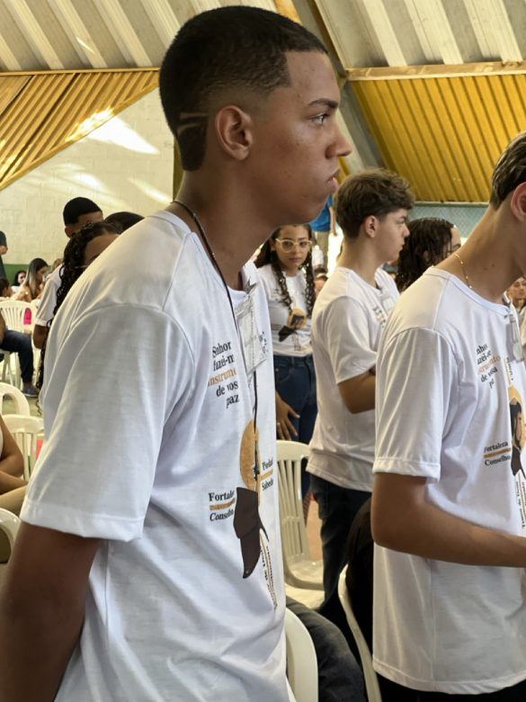 Dom Lauro preside celebração da Crisma na Paróquia Santa Clara de Assis