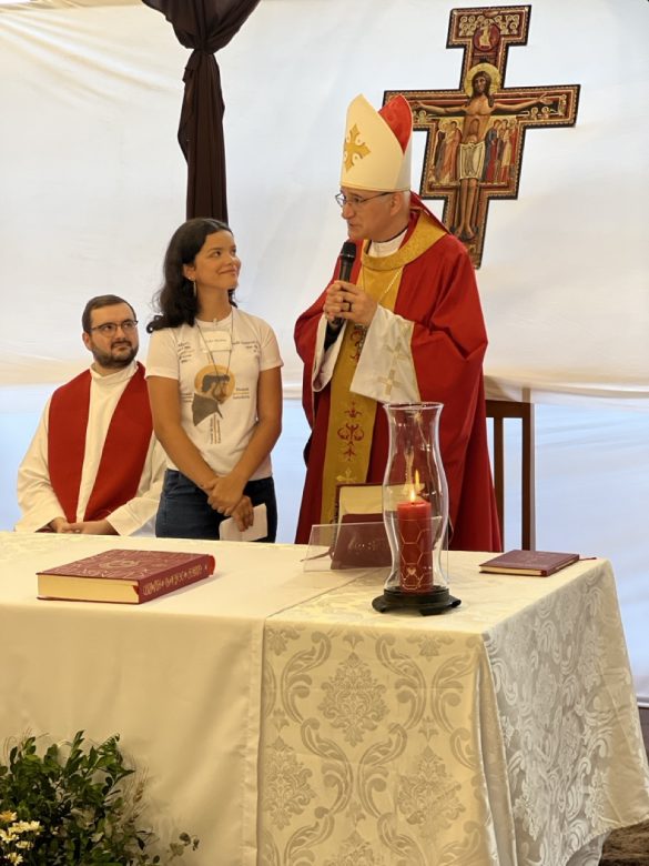 Dom Lauro preside celebração da Crisma na Paróquia Santa Clara de Assis