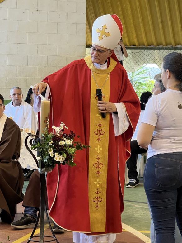 Dom Lauro preside celebração da Crisma na Paróquia Santa Clara de Assis