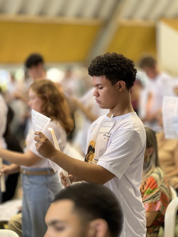 Dom Lauro preside celebração da Crisma na Paróquia Santa Clara de Assis