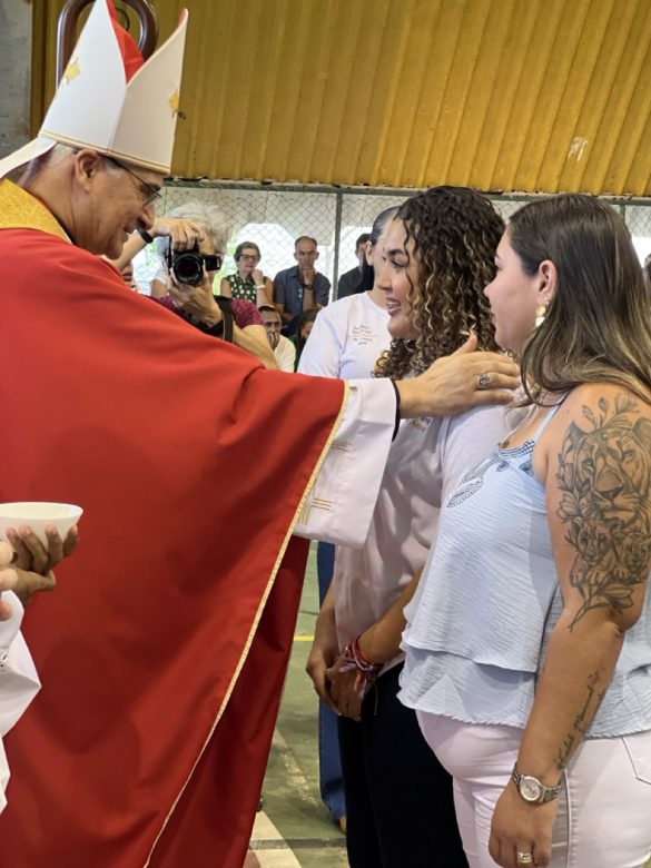 Dom Lauro preside celebração da Crisma na Paróquia Santa Clara de Assis
