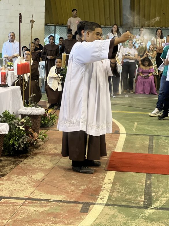 Dom Lauro preside celebração da Crisma na Paróquia Santa Clara de Assis