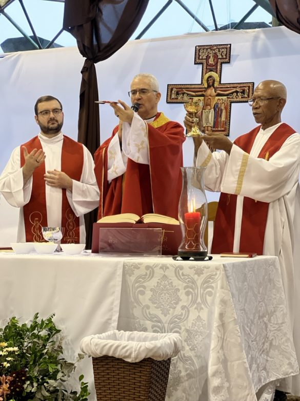 Dom Lauro preside celebração da Crisma na Paróquia Santa Clara de Assis